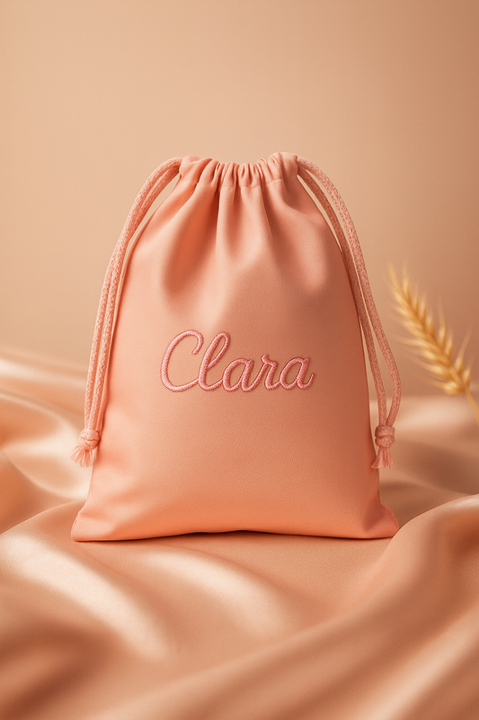 Bolsita personalizada con nombre bordado – 100% algodón (25×32 cm)